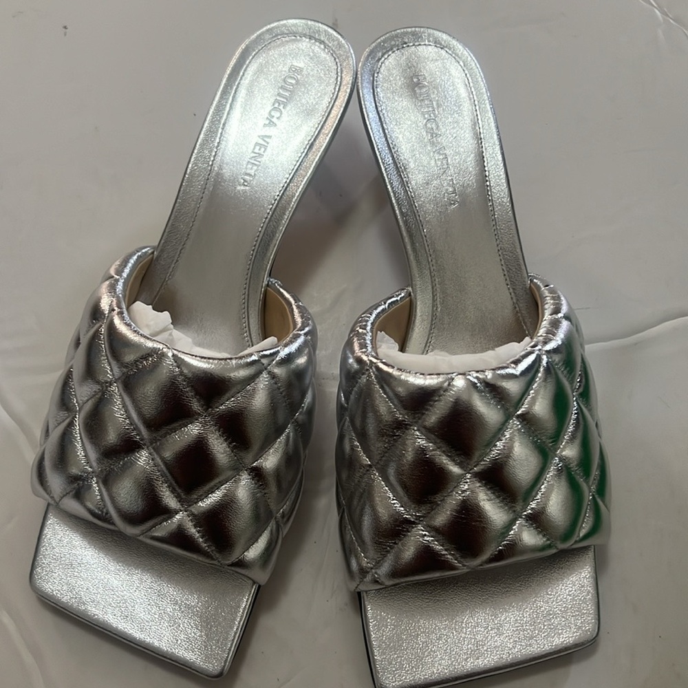 BOTTEGA VENETA REFLECTION MATELASSE‎ SILVER PADDED SANDALS SIZE 37 C